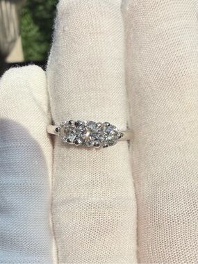 Three-Stone Natural Diamond 1.25ct Ring 14 kt white gold 3.6 grams